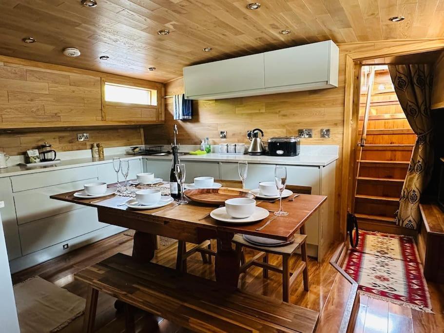Unique Houseboat Experience I Central City Break York Kültér fotó